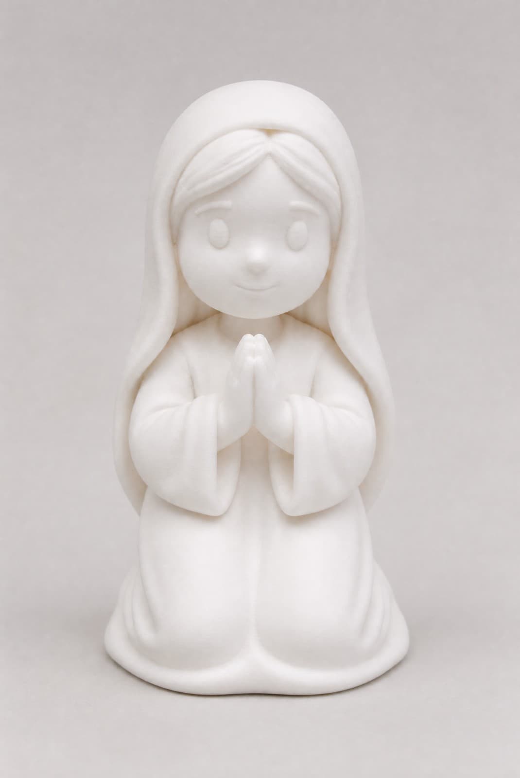María de rodillas con las manos en oración, figura blanca mate